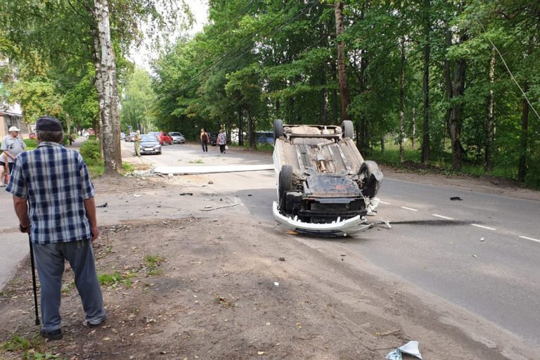 В Тверской области легковушка перевернулась, протаранив бетонный столб