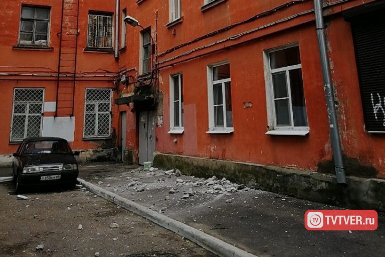 СК проводит проверку по публикации TVTVER.RU о рухнувшем карнизе многоэтажного дома