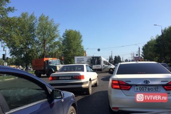 Автомобильная пробка длиною в год. В Твери закрыли Бурашевский путепровод