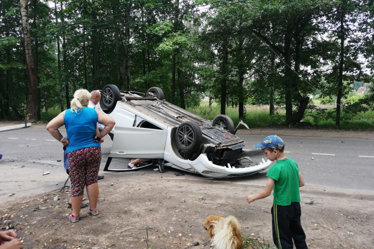 В Тверской области легковушка перевернулась, протаранив бетонный столб