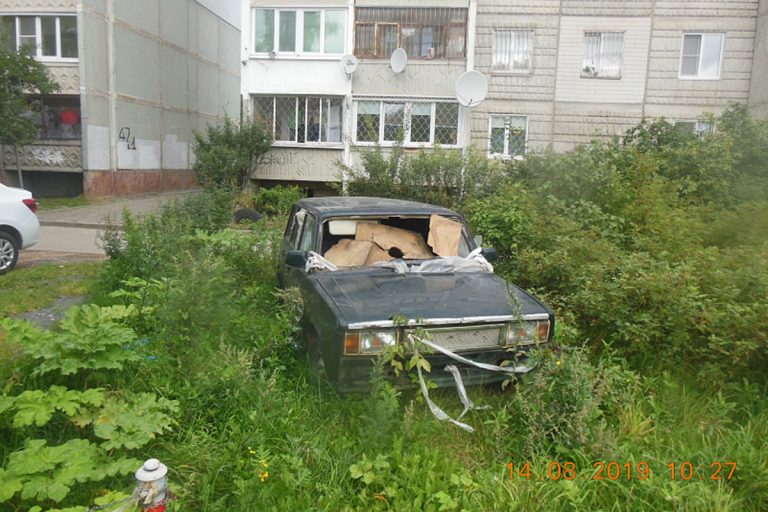 В Твери чиновники собираются увезти на свалку брошенную хозяином легковушку