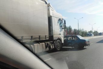 В Тверской области фура протаранила легковушку