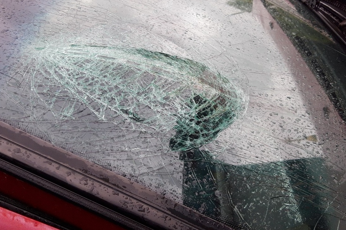 В Твери легковушка въехала под троллейбус