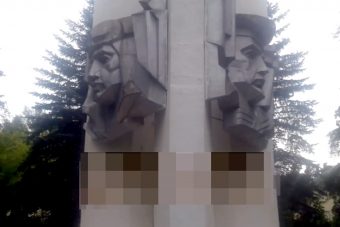 В Тверской области вандалы изрисовали памятник погибшим в Великой Отечественной войне свастикой