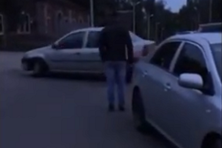 В сети появилось видео с пьяной бежечанкой, давившей автомобилем молодежь