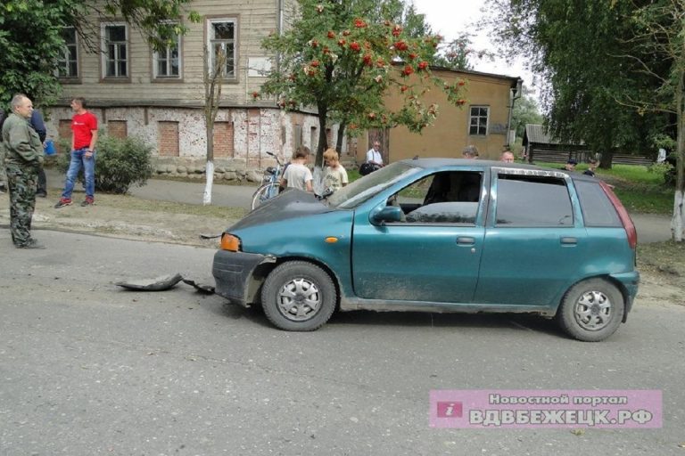 В Бежецке иномарка врезалась на скорости в бетонный столб
