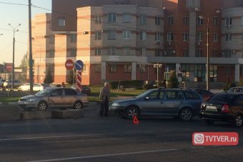 В Твери легковушка врезалась в бетонные блоки возле "Глобуса"