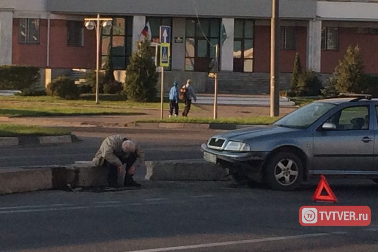 В Твери светофор на перекрестке у "Глобуса" вновь начал чудить