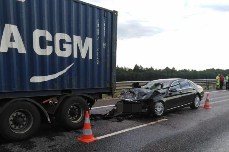 Под Тверью Mercedes влетел под большегруз