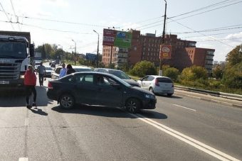 На Волоколамском путепроводе в Твери столкнулись три автомобиля