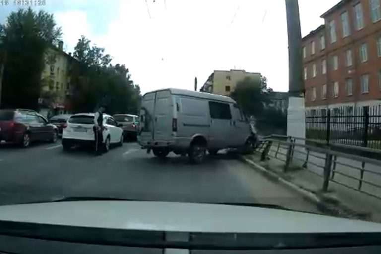 В Твери водитель "Соболя" спровоцировал ДТП и скрылся