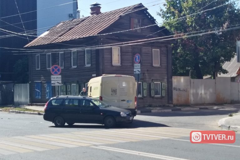 В Твери инкассаторская машина врезалась в "Ладу", а маршрутка - во внедорожник