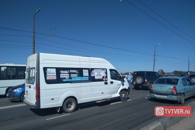 В Твери инкассаторская машина врезалась в "Ладу", а маршрутка - во внедорожник