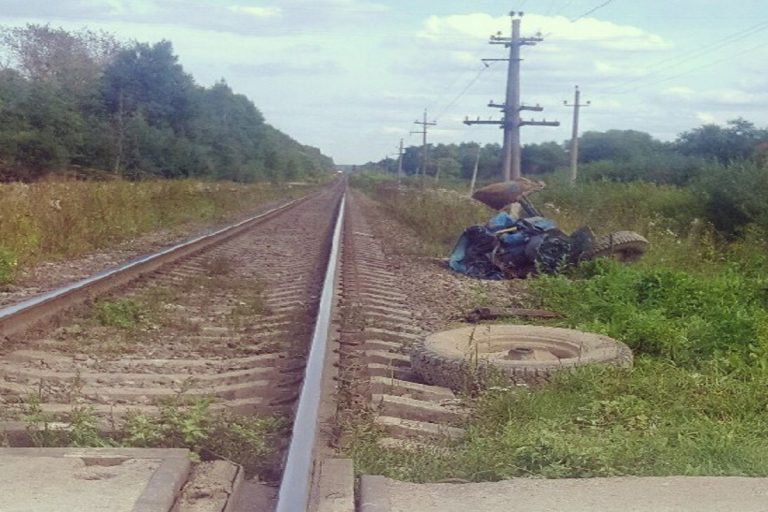 В Бежецком районе поезд протаранил трактор