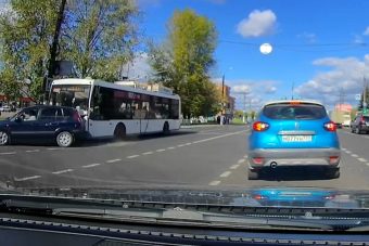 В Твери троллейбус протаранил легковушку