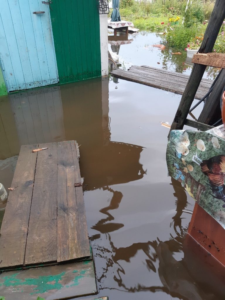 В Тверской области детей в садик вынуждены водить по канализационной реке