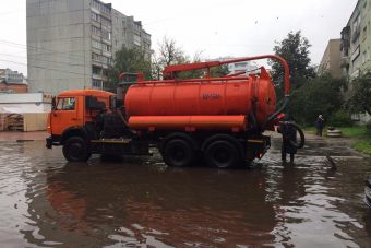 Коммунальщики устраняют последствия ливня в Твери
