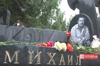 Подозреваемого в убийстве Михаила Круга в наручниках доставили на место преступления 17 лет спустя