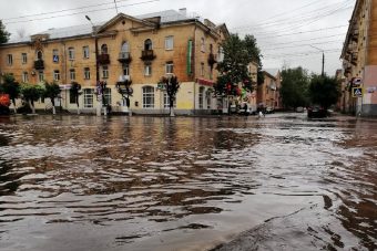 И бежали неуклюже пешеходы по лужам: потоп в центре Твери заставил людей забраться на заборы