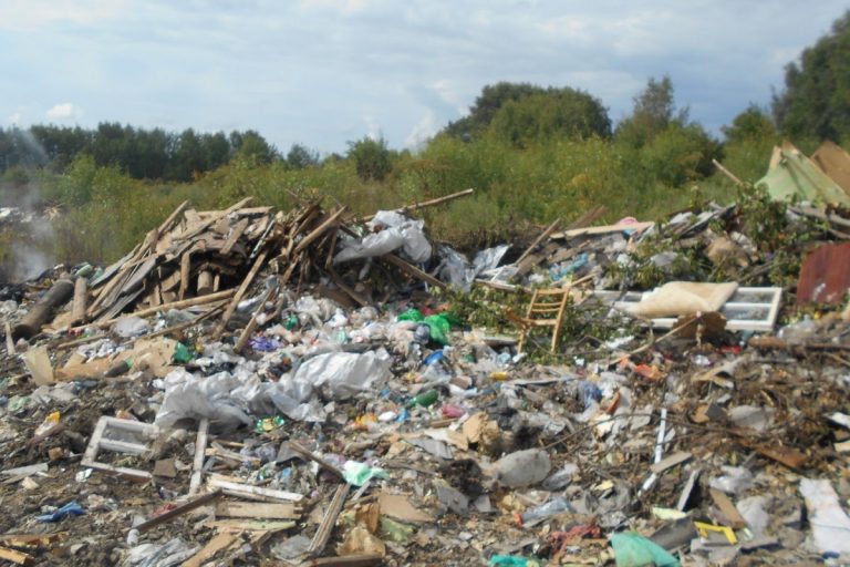 На сельхозугодьях в Кесовогорском районе складировали отходы