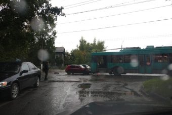 В Твери легковушка въехала под троллейбус