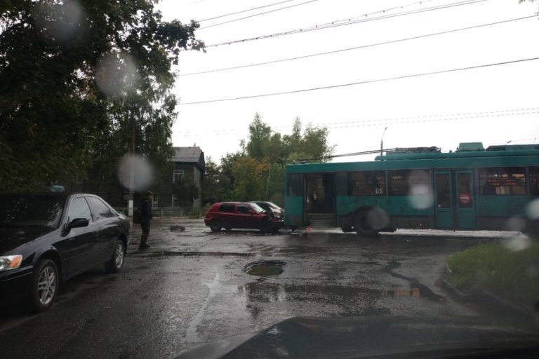В Твери легковушка въехала под троллейбус