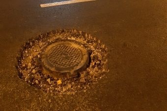 В Твери на новом асфальте появились рукотворные ямы