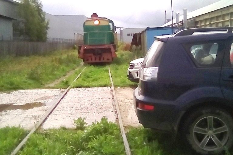 Парковка по-русски. В Тверской области водители бросили свои машины на пути поезда