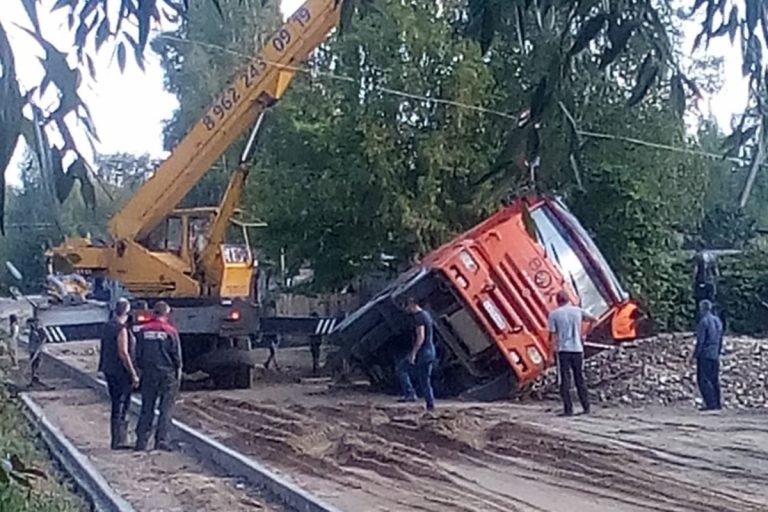 КамАЗ с щебнем опрокинулся под Тверью