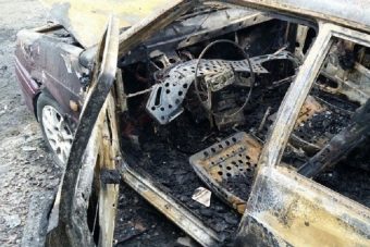 В Петербурге сожгли машину из Тверской области что-то бросив под капот В Петербурге сожгли машину из Тверской области что-то бросив под капот