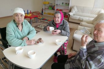 Тверской области и другим регионам рекомендовано устраивать одиноких стариков в приемные семьи