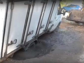 В Тверской области ГАЗель провалилась под асфальт