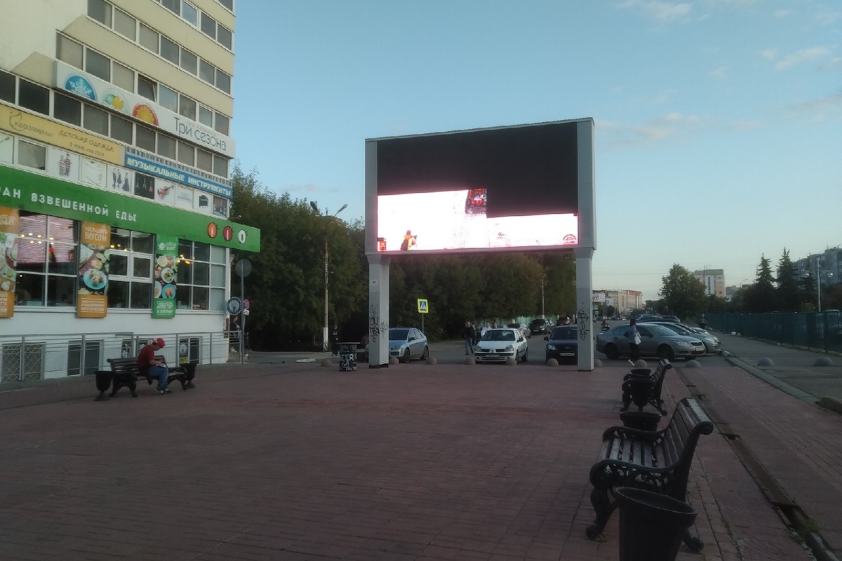 Сбербанк трехсвятская. Экран на Трехсвятской Тверь. Большой экран на площади. Большой экран на Трехсвятской. Экран на Тверской.