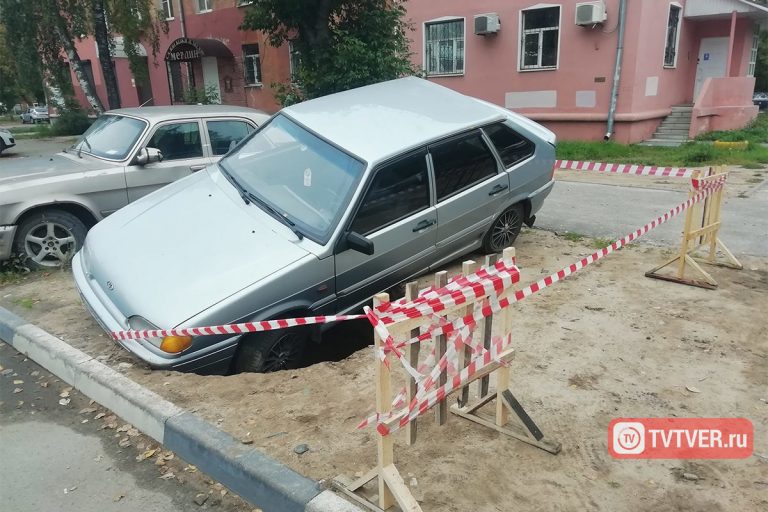 В центре Твери автомобиль сутки проваливается под землю и никому нет дела