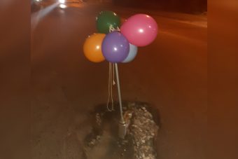 В Тверской области залатали яму, украшенную воздушными шариками