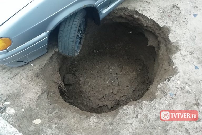 В центре Твери автомобиль сутки проваливается под землю и никому нет дела