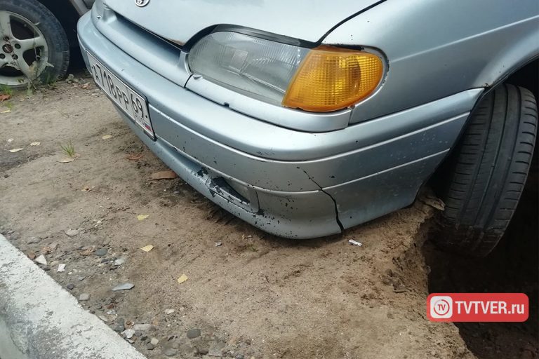 В центре Твери автомобиль сутки проваливается под землю и никому нет дела