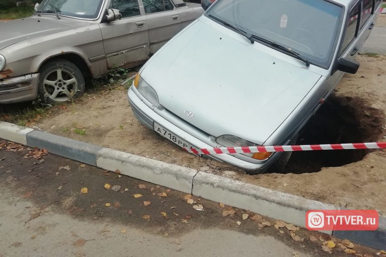В центре Твери автомобиль сутки проваливается под землю и никому нет дела