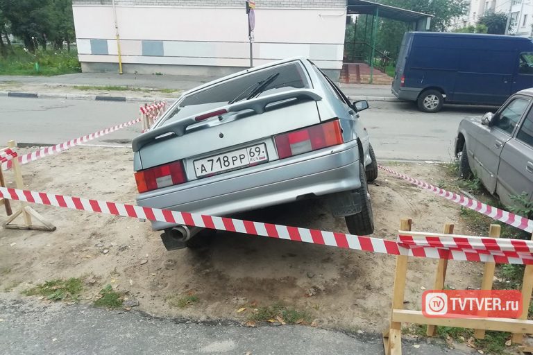 В центре Твери автомобиль сутки проваливается под землю и никому нет дела