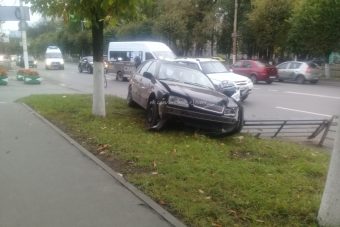 В Твери иномарка снесла пешеходное ограждение