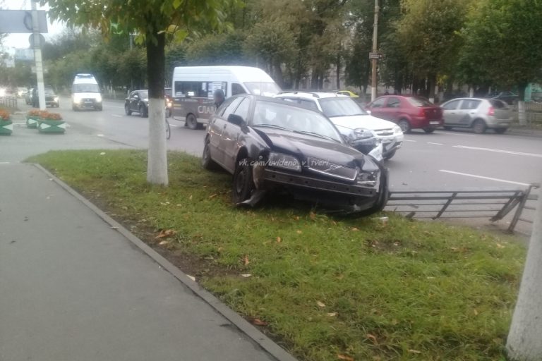В Твери иномарка снесла пешеходное ограждение