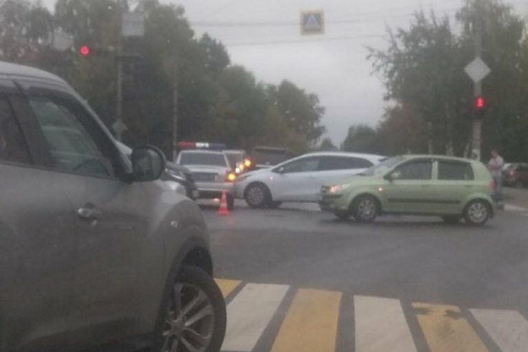 В Твери произошла авария с машиной ДПС