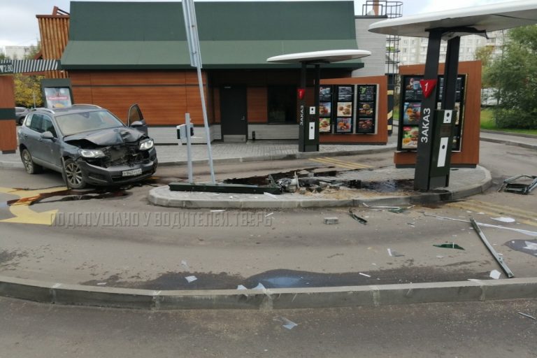 В Твери иномарка едва не врезалась в "Макдональдс" В Твери иномарка едва не врезалась в "Макдональдс"