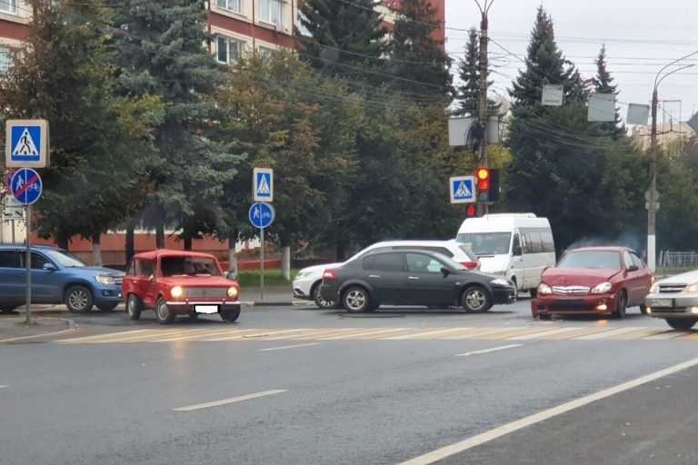 На улице Вагжанова в Твери столкнулись две легковушки