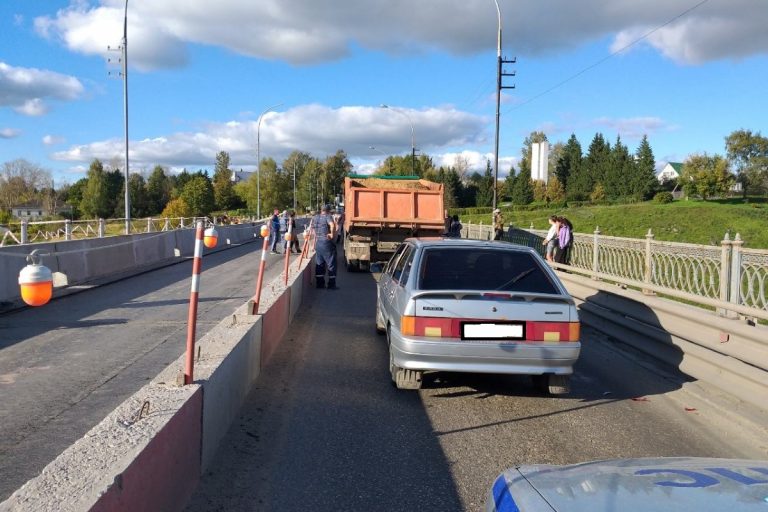 В Старице на мосту произошло массовое ДТП