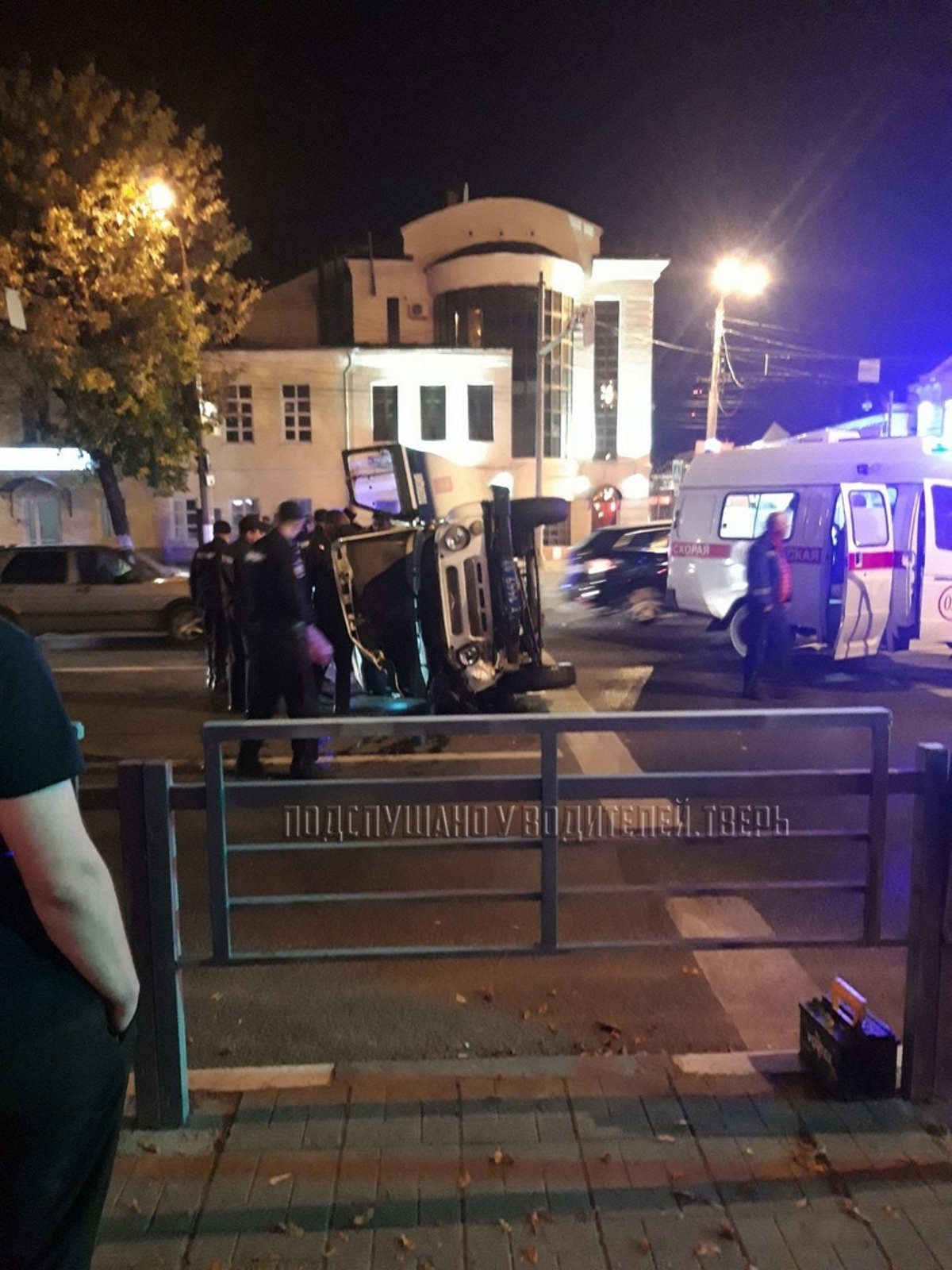 Полицейская машина перевернулась после столкновения с иномаркой в Твери