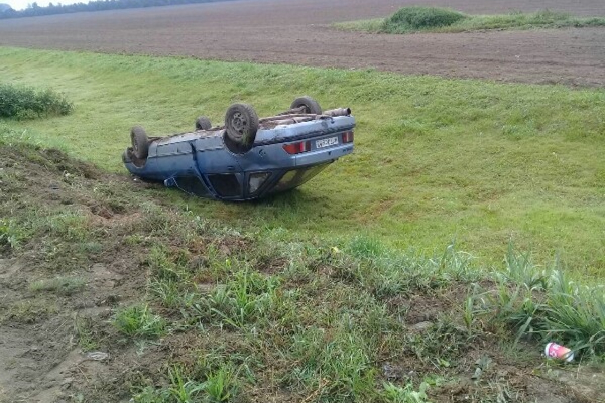 Кювет. И в кювет раз. Машина в кювете. Кювет. Утопленная машина.