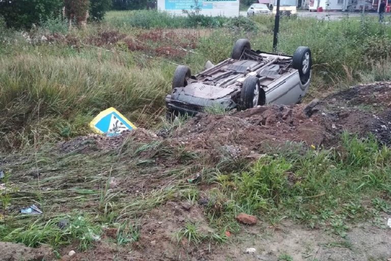 В Рамешковском районе перевернулся внедорожник