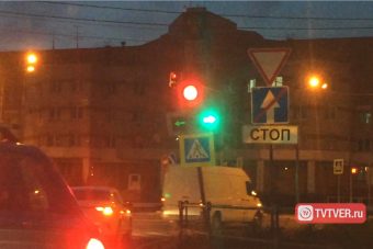 В Твери светофор на перекрестке у "Глобуса" вновь начал чудить