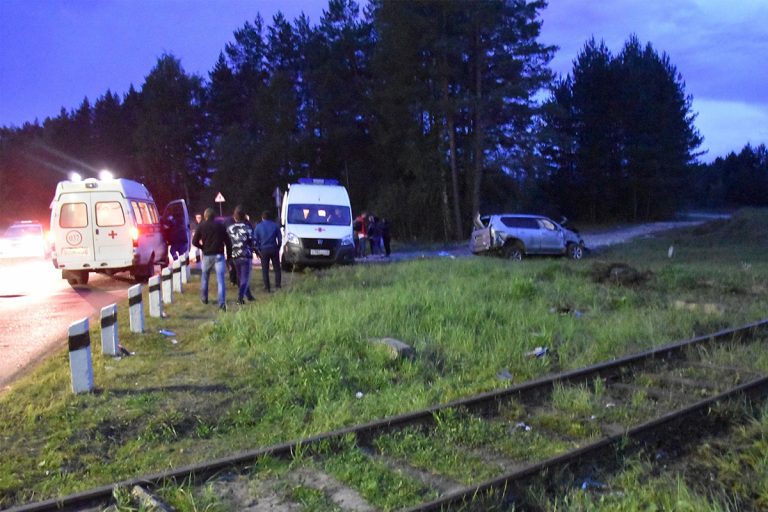 Пьяный водитель и его пассажирка пострадали в ДТП на железнодорожном переезде под Тверью